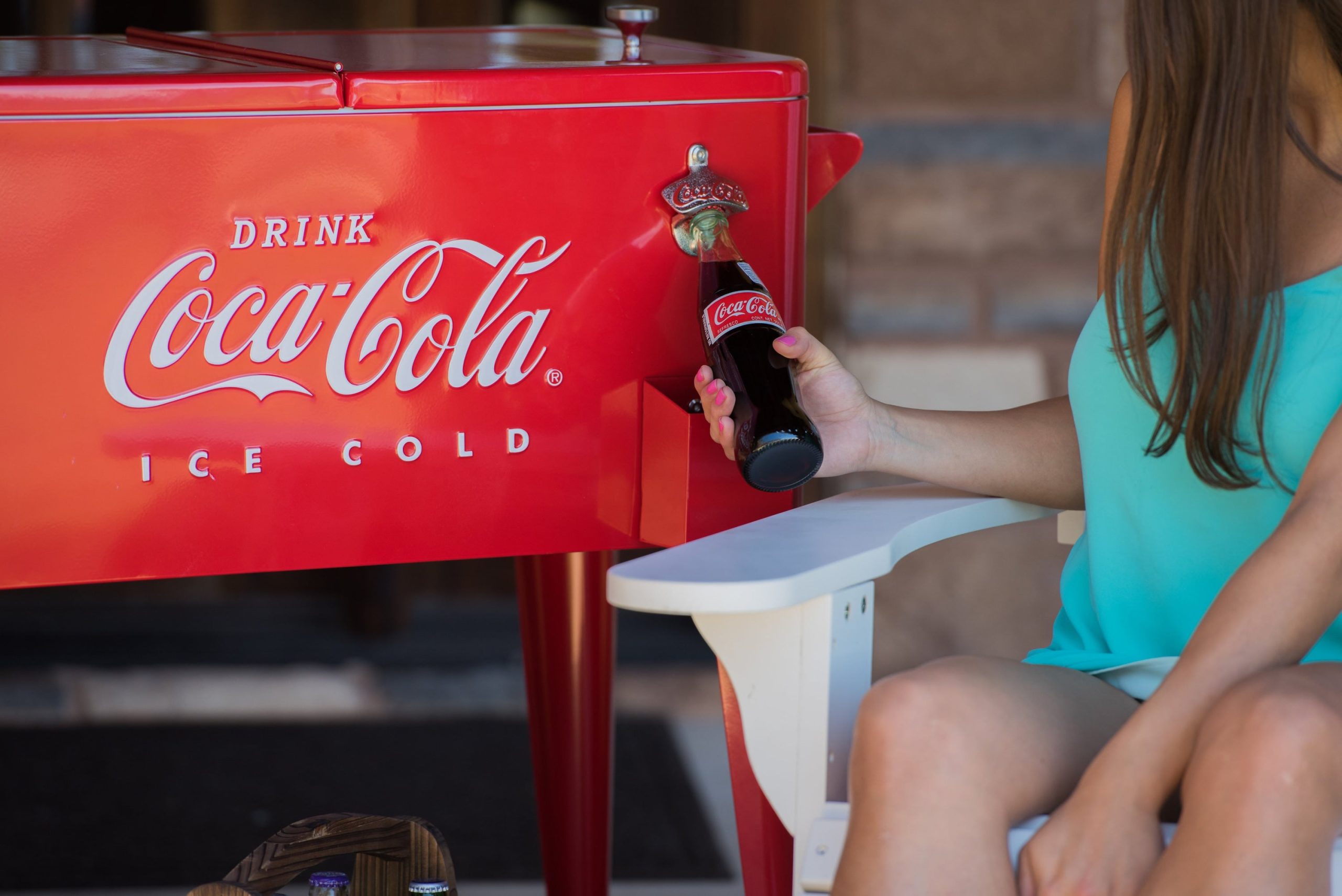 coca-cola-r-retro-ice-cold-80-qt-cooler-134.jpg
