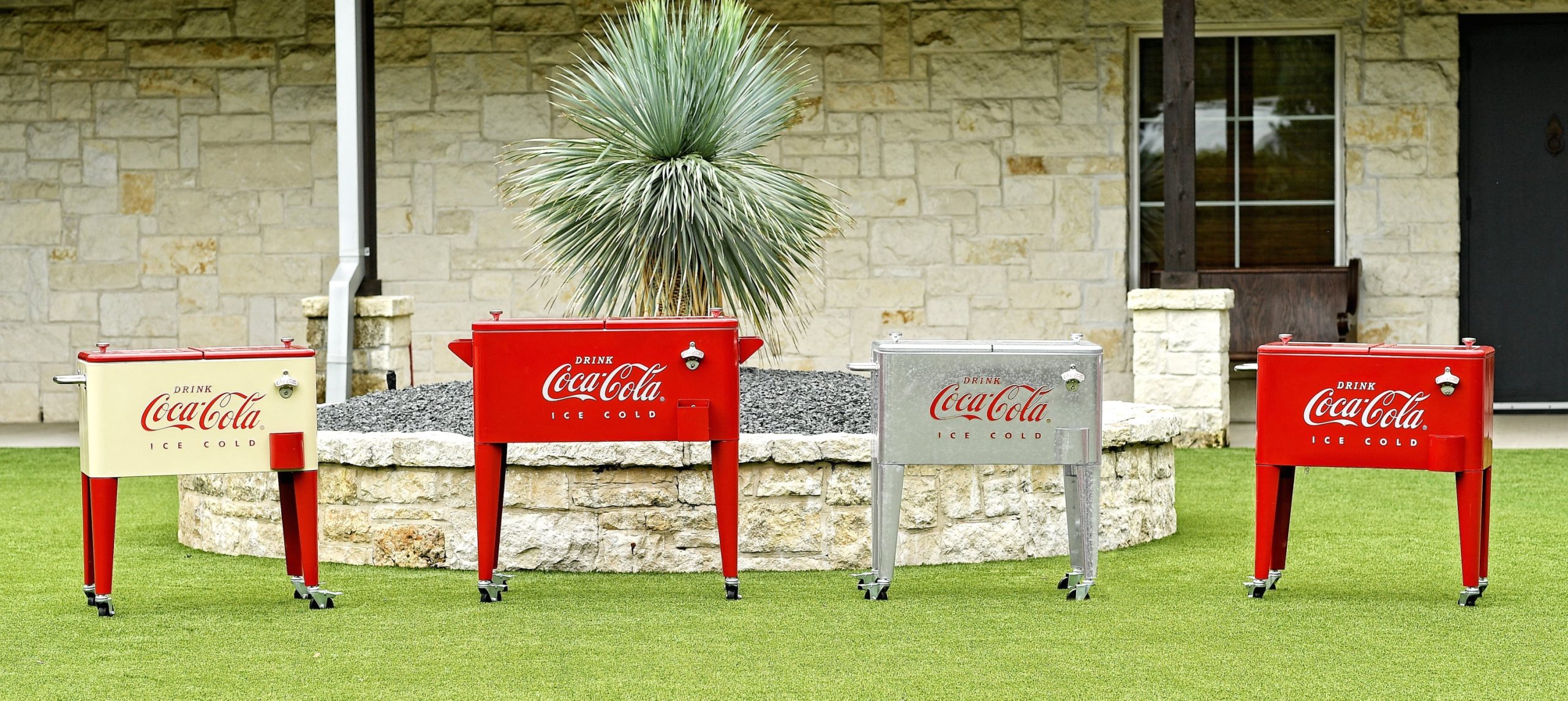 coca-cola-r-retro-ice-cold-80-qt-cooler-273.jpg