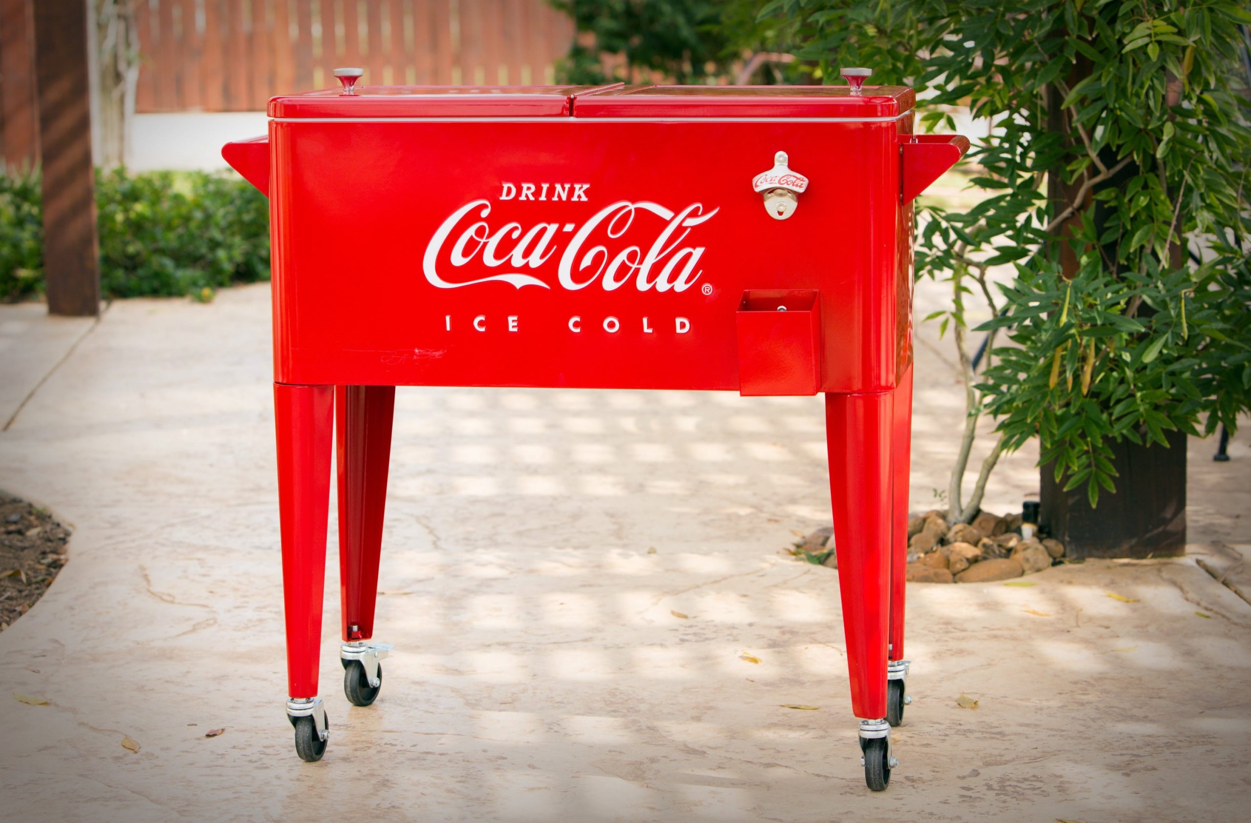 coca-cola-r-retro-ice-cold-80-qt-cooler-374.jpg
